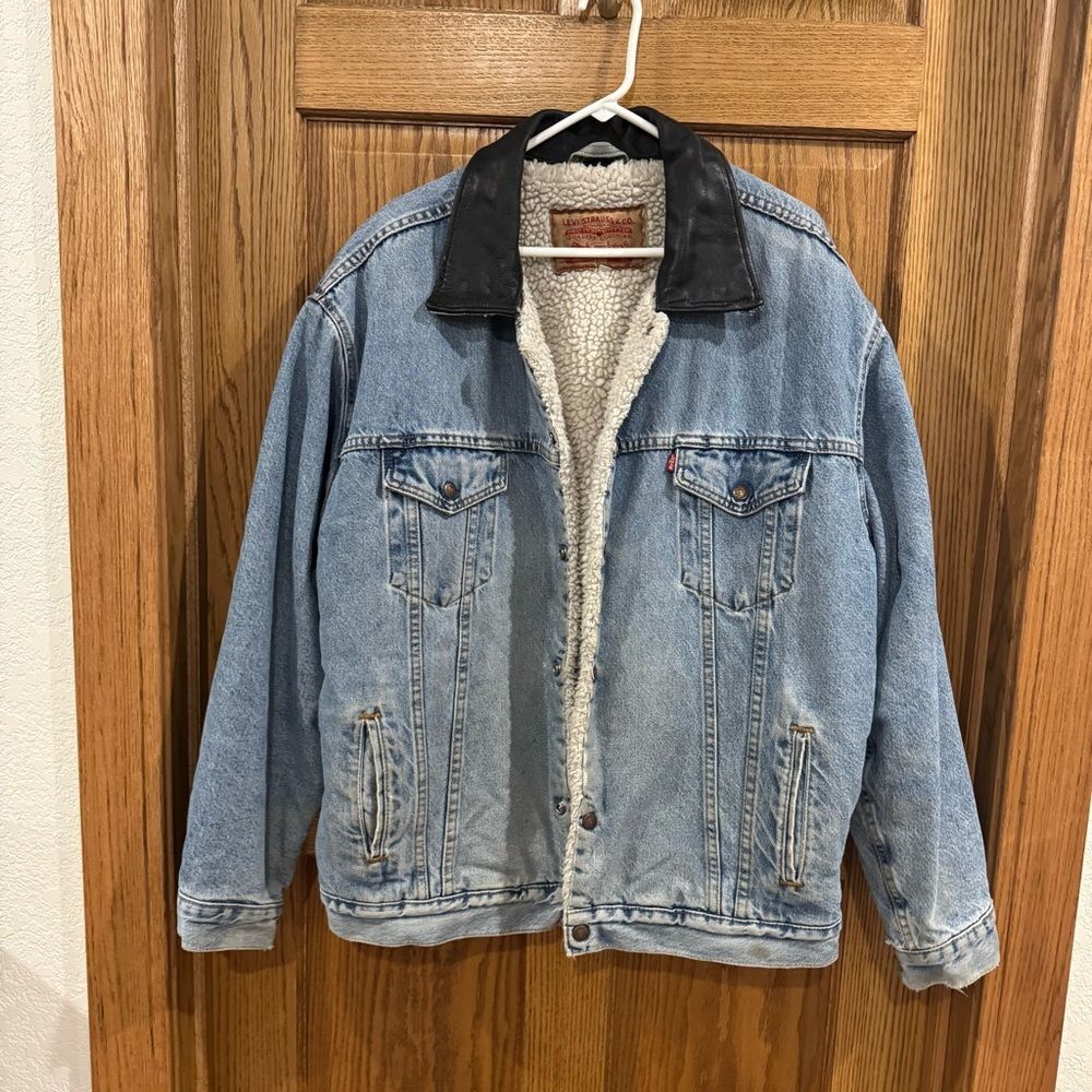 RARE Vintage Levi’s Sherpa-Lined Denim Trucker Jacket w/ Leather Collar – XL